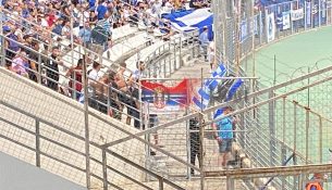 Tifozët grekë provokojnë, shfaqen me flamur të Serbisë, brohorasin “Kosova është Serbi”