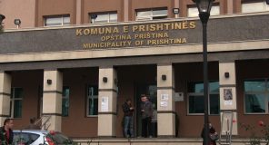 Tre zyrtarë të Komunës së Prishtinës në paraburgim për keqpërdorim dhe ryshfet
