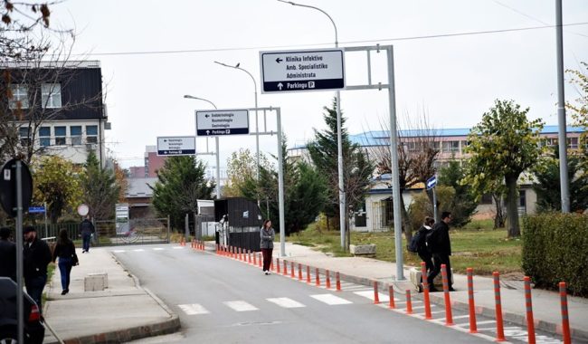 QKUK: 30-vjeçarja e lënduar me thikë në gjendje stabile –u lirua me përcjellje policore