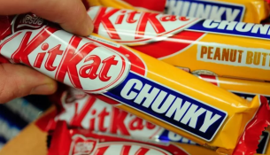 Nestle – kompania që prodhon KitKat-in – ‘duhet të reduktojë produktet e pashëndetshme’