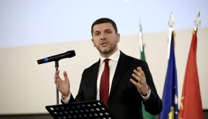 Krasniqi pas vrasjes së trefishtë në Gjilan: Alarm për pasigurinë dhe kriminalitetin në vend