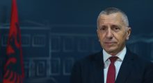 Kamberi dorëzon iniciativë për të pajisur Preshevën me tabela të veta të regjistrimit