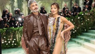 Rita Ora dhe Taika Waititi rrëmbejnë vëmendje me stilin e veshjes në Met Gala 2024