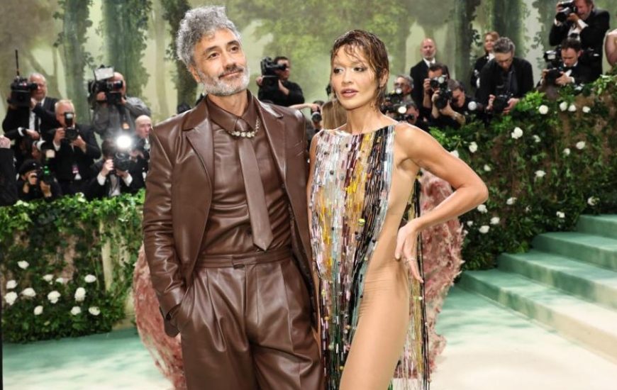 Rita Ora dhe Taika Waititi rrëmbejnë vëmendje me stilin e veshjes në Met Gala 2024