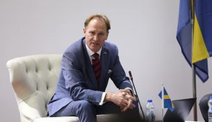 Formimi i qeverisë së re kërkon kohë – kështu ndodh edhe në Evropë, thotë ambasadori suedez