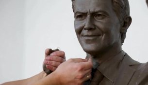 Statuja e Tony Blair në Kosovë bëhet virale në MB, britanikët mendojnë se është aktori Jason Donovan