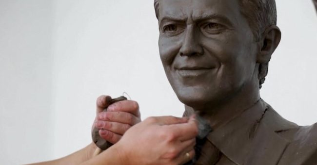 Statuja e Tony Blair në Kosovë bëhet virale në MB, britanikët mendojnë se është aktori Jason Donovan