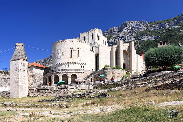 Festat e nëntorit sjellin fluks të shtuar vizitorësh në muzeun e Krujës