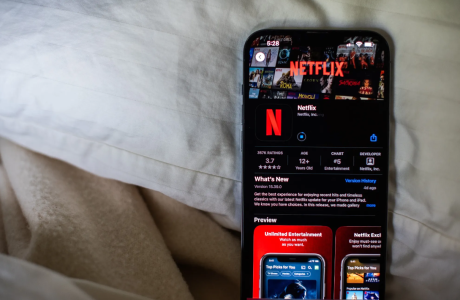 Autoritetet financiare zbarkojnë në zyrat e Netflix-it në Paris dhe Amsterdam