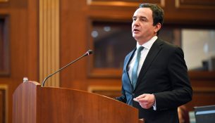 Kurti i quan “nomadikë” deputetët e ish-opozitës: Nuk duan të kenë “shtëpinë” e tyre