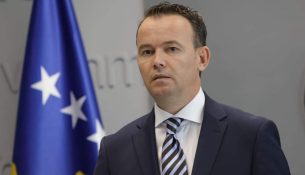 Peci: Abdixhiku s’mund t’i ftojë partitë politike, këtë mundësi e ka vetëm Albin Kurti