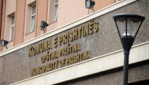 Komunat e Kosovës lënë miliona euro të pashfrytëzuara, shumica e buxhetit shkon për paga