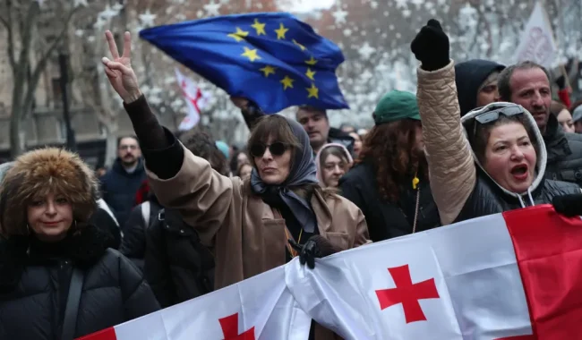 Mijëra protestojnë në Gjeorgji, ndërsa presidenti i ri bëri betimin