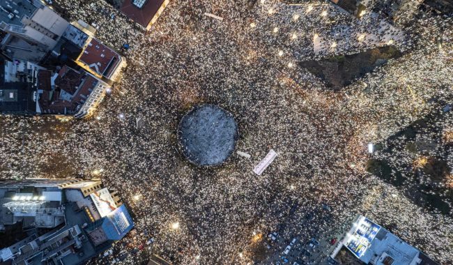 Mijëra të rinj derdhen në rrugët e Beogradit, protestojnë kundër Vuçiçit