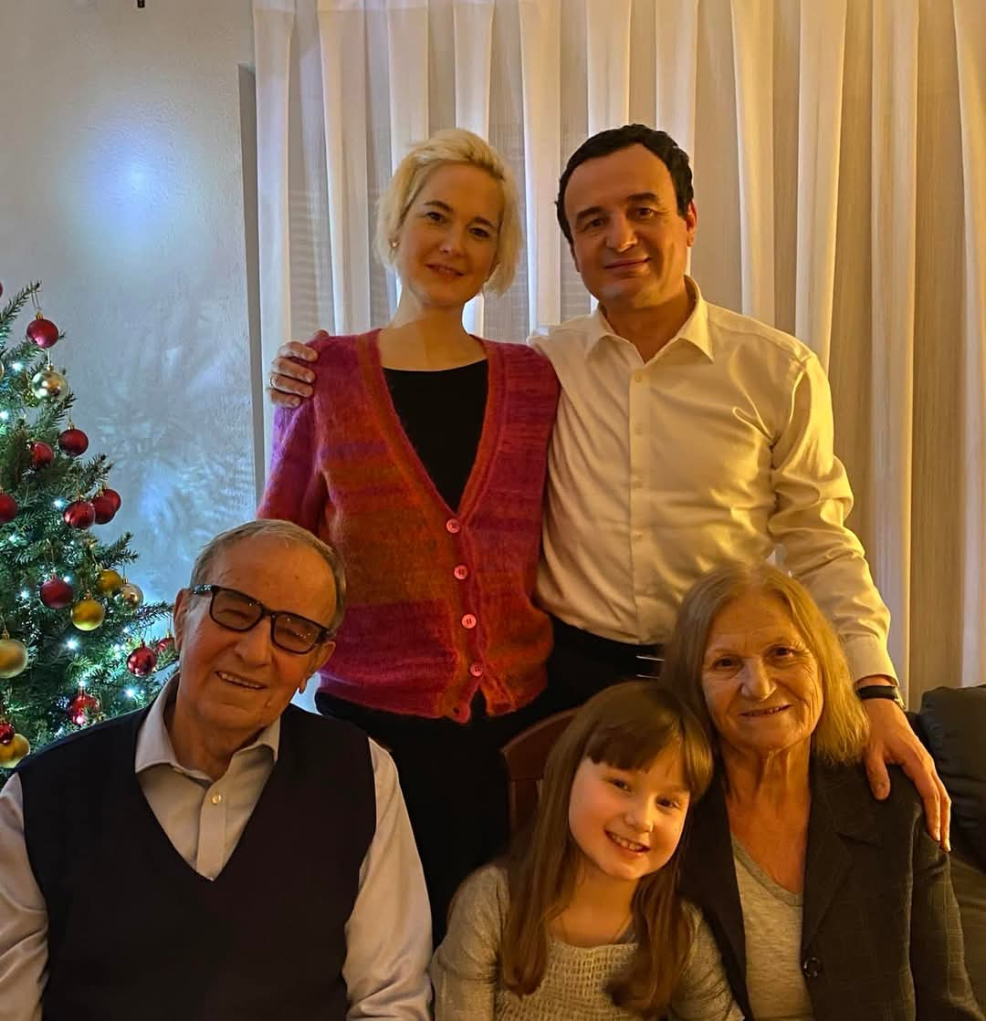 Foto familjare e Albin Kurtit, 31 dhjetor 2021