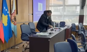 Pasi Rama kalon buxhetin, Sveçla demolon sallën e asamblesë së kryeqytetit