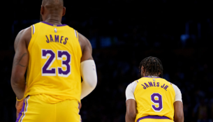 Fanellat historike të LeBron dhe Bronny James shiten për 102 mijë dollarë