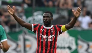 Juventus-i përgatit ofertën e parë për të nënshkruar me Fikayo Tomori-n