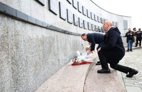 Koalicioni “Për Kosovën Fituese” homazhe në Reçak