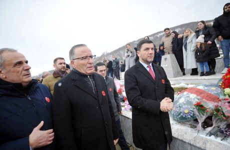 Hamza homazhe në Reçak, premton ndërtimin e Memorialit të Gjenocidit në Kosovë