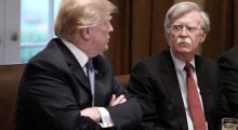 Donald Trump e quan “budalla” John Bolton-in