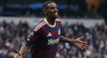 Newcastle i pandalshëm, mposht Spurs për fitoren e pestë radhazi në Premier League