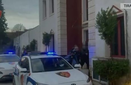 Shisnin kokainë pranë një shkolle, arrestohen dy persona në Tiranë