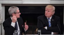 CEO i Apple Tim Cook u takua me presidentin amerikan Donald Trump