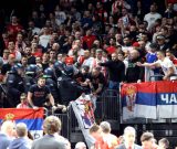 Policia gjermane heq flamujt serb me hartën e Kosovës nga përballja e Euroligës