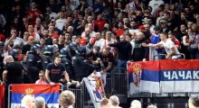 Policia gjermane heq flamujt serb me hartën e Kosovës nga përballja e Euroligës