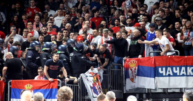 Policia gjermane heq flamujt serb me hartën e Kosovës nga përballja e Euroligës