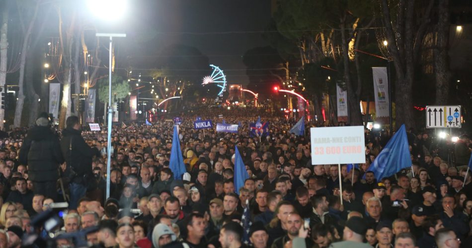 Opozita në rrugë, pamje nga protesta kundër qeverisë