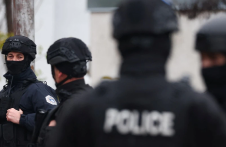 Policia kryen bastisje në Gjakovë, dyshohet për keqpdorime me patentë-shoferë