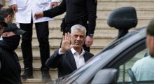 Thaçi kryen vizitën te babai, pritet jashtë me brohoritje “Thaçi, Thaçi” dhe “UÇK, UÇK”