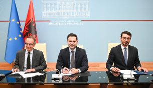Qeveria nënshkruan marrëveshje garancie me BERZH-in, në mbështetje të OSHEE-së