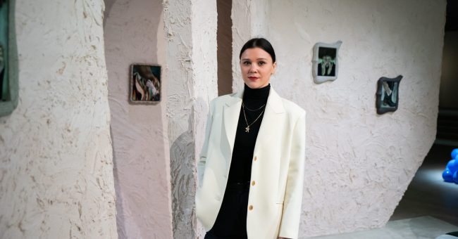 “Embrace” në Berlin: Klára Hosnedlová rikthehet në një hapësirë gjigante