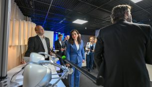 Osmani diskuton me drejtuesit e Nokia-s për mundësi investimi në Kosovë