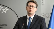 Murati sulmon mediat: AGK-ja të mbajë konferencën para zyrave të oligarkëve mediatikë