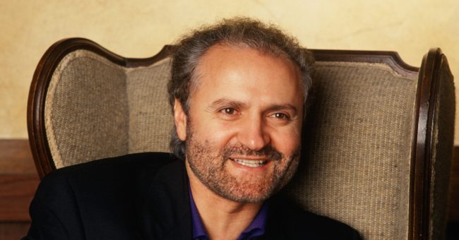 Gianni Versace rikthehet në Londër përmes ekspozitës që nderon trashëgiminë e stilistit