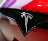 Tesla shet më pak makina, por vlen më shumë se konkurrentët në bursë