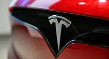 Tesla shet më pak makina, por vlen më shumë se konkurrentët në bursë