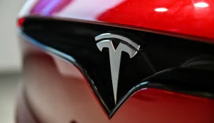 Tesla shet më pak makina, por vlen më shumë se konkurrentët në bursë