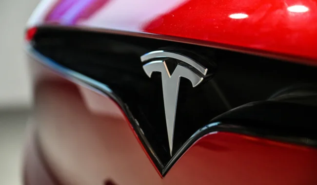 Tesla shet më pak makina, por vlen më shumë se konkurrentët në bursë