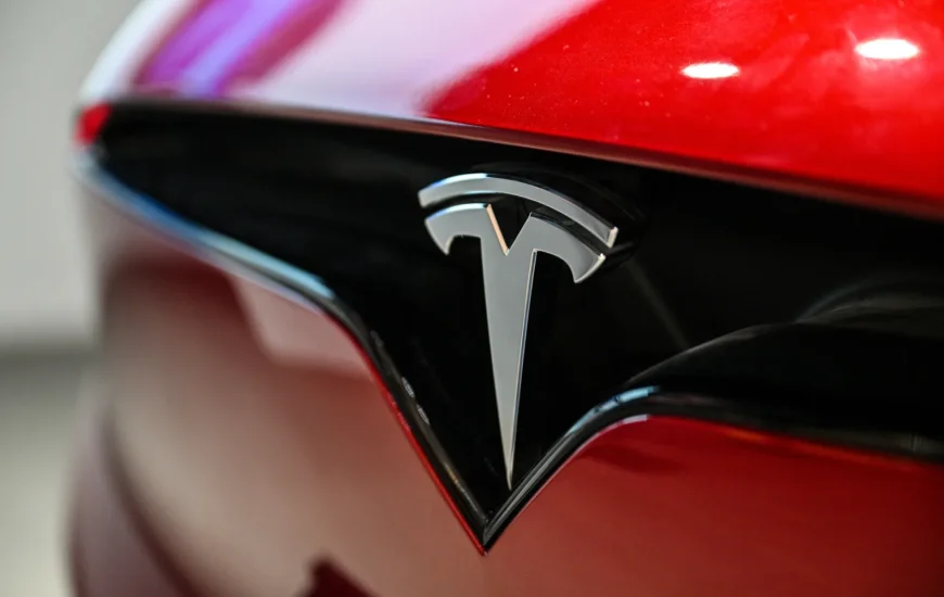 Tesla shet më pak makina, por vlen më shumë se konkurrentët në bursë