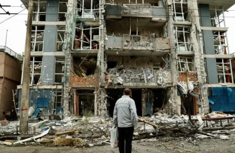 Vala e re e sulmeve ruse në të gjithë Ukrainën vret 12 persona