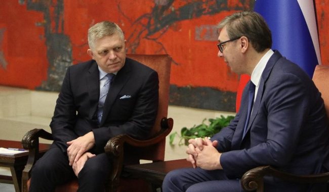 Vuçiç dhe Fico “humbin” paradën e Putin