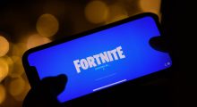 “Fortnite” rikthehet në App Store