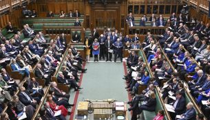 Deputetët britanikë kërkojnë rishikim të politikës së jashtme ndaj Serbisë