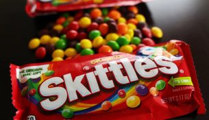 Përbërësi që mund të dëmtojë ADN-në largohet nga “Skittles”