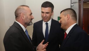 Kur drejtësia prek pushtetin, pushteti shpik rregulla
